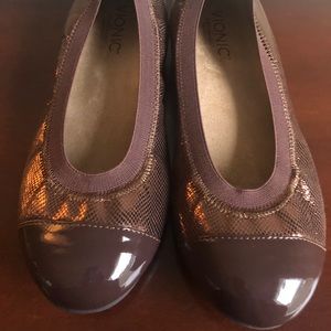 Vionic Brown Flat Shoes. NWOT.